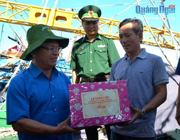 Bí thư Tỉnh ủy tặng quà cho ngư dân Nguyễn Thanh Hồng.