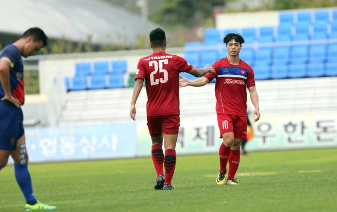 Công Phượng (10) ăn mừng bàn thắng vào lưới Busan FC. Ảnh: TÙNG VĂN.