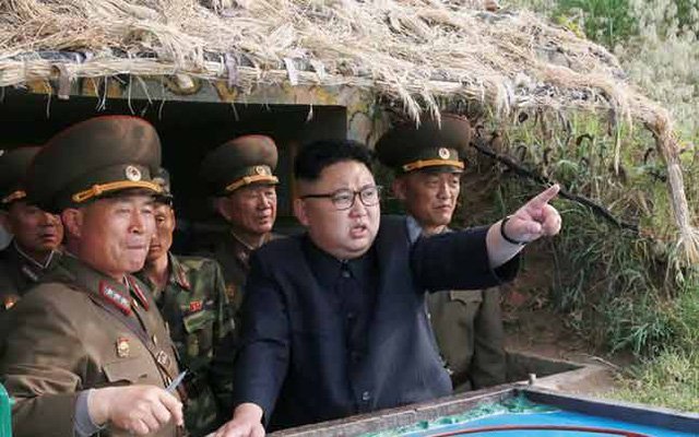Nhà lãnh đạo Triều Tiên Kim Jung-un (áo đen) thị sát một cuộc diễn tập quân sự. (Ảnh: Reuters)