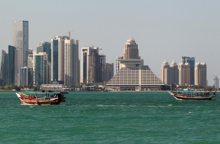 Một góc Qatar nhìn từ bờ biển ở Doha - Ảnh: REUTERS