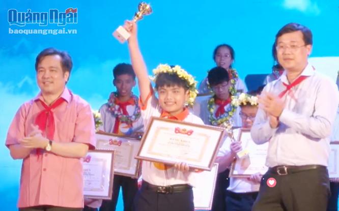 Tô Trần Hoàng Triệu (đứng giữa) nhận thưởng tại cuộc  thi  “Chinh phục vũ môn” toàn quốc lần thứ III. Ảnh: NVCC