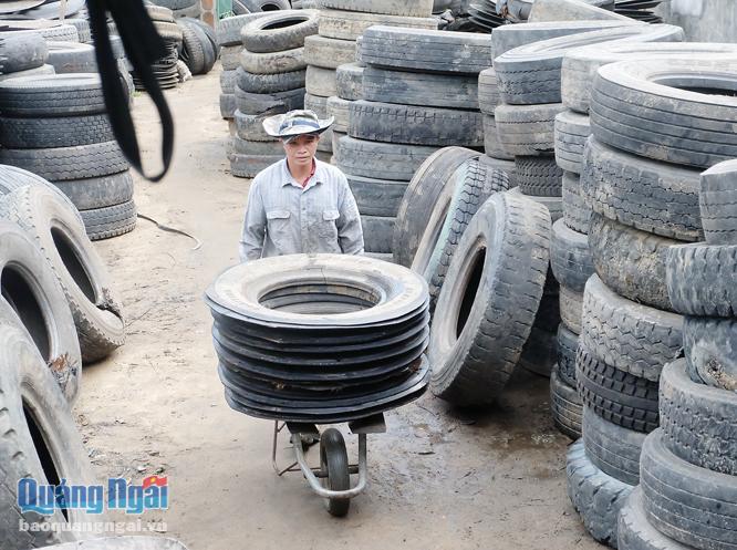 Những công đoạn nặng nhọc của nghề tái chế lốp xe chủ yếu do nam giới đảm nhận, kể cả những người đàn ông lớn tuổi.