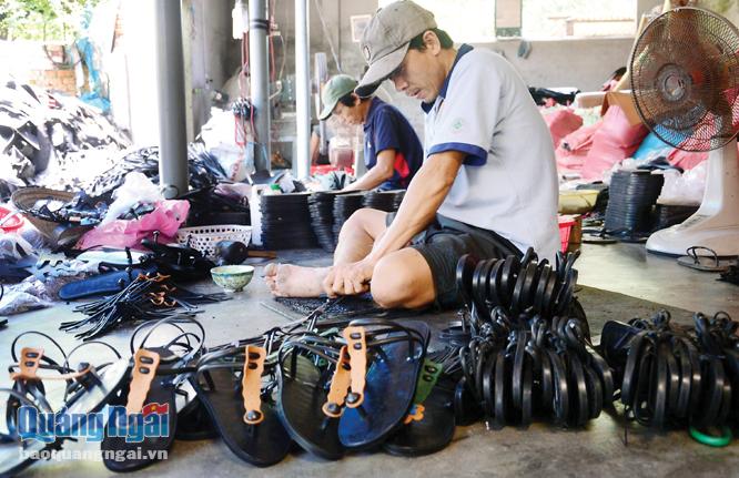  Những đôi dép được tái chế từ lốp xe cũ ở Nghĩa Hòa tiêu thụ ở trong tỉnh và nhiều nơi khác trong cả nước.