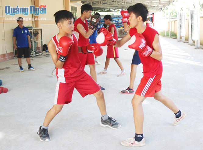 Học sinh lớp boxing tham gia luyện tập.
