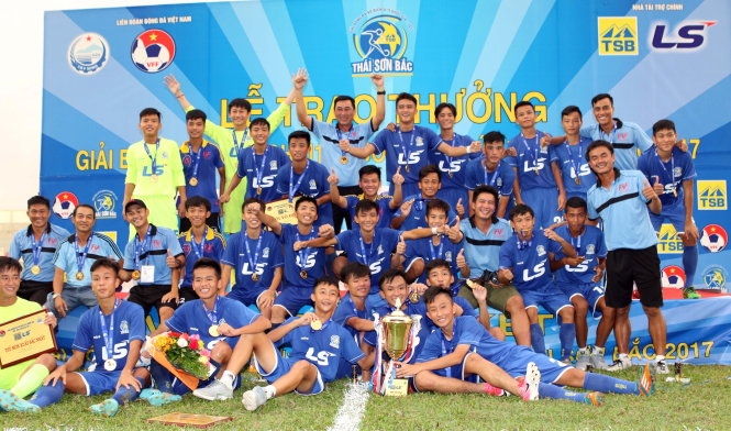  Chiếc cúp vô địch U-15 toàn quốc lần thứ ba trong lịch sử sáu lần dự giải của U-15 PVF từ năm 2012 đến nay. Ảnh: ANH LIÊM