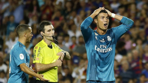  Ronaldo nhận thẻ vàng thứ 2 vì lỗi ăn vạ (Ảnh: AP).