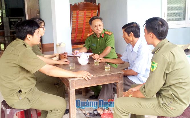 Trung tá Nguyễn Đức Hiếu – Công an TP.Quảng Ngãi trao đổi thông tin về ANTT với người dân xã Tịnh Khê.