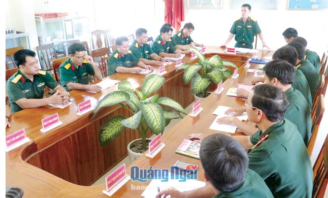 Giao ban đầu tuần luôn được Đảng ủy, Ban Chỉ huy Quân sự huyện Sơn Hà đổi mới và phát huy dân chủ.