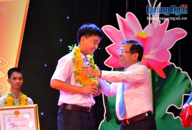 Bí thư Tỉnh ủy Lê Viết Chữ đeo vòng nguyệt quế cho các học sinh.