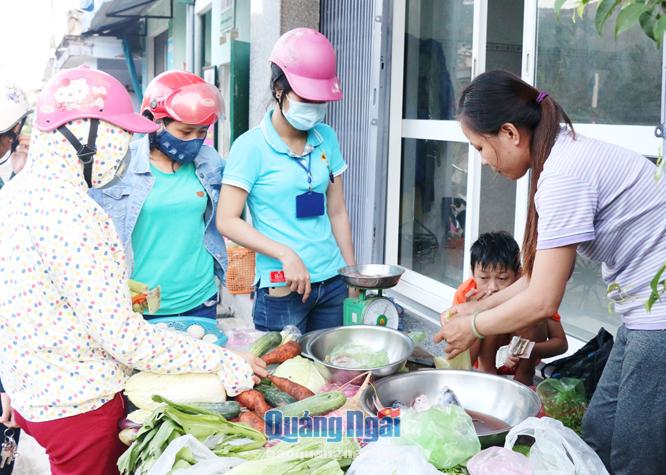 Công nhân KCN Tịnh Phong chọn mua những thực phẩm đơn giản cho bữa ăn để tiết kiệm chi phí.