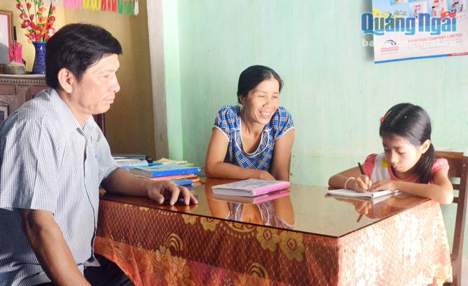 Cán bộ Hội Khuyến học xã Tịnh Châu thường xuyên đến nhà động viên chị em cháu Nguyễn Thị Nhung vươn lên trong học tập.