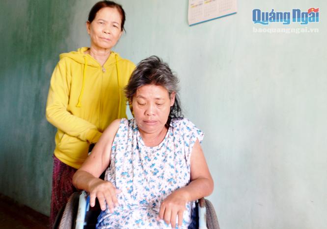Bà Dương Thị Thế Thanh thường xuyên giúp đỡ, hỗ trợ các gia đình có hoàn cảnh khó khăn.