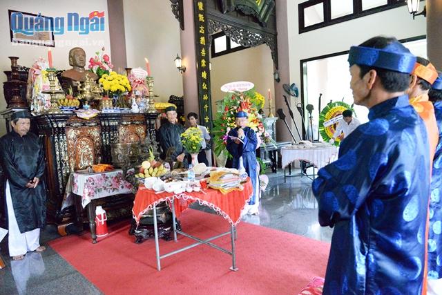 Nghi thức cúng giỗ được thực hiện trang nghiêm tại Đền thờ Trương Định