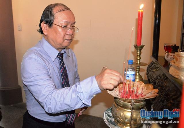 Phó Bí thư Thường trực Tỉnh ủy Nguyễn Thanh Quang dâng hướng tại lễ tưởng niệm Ngày Anh hùng dân tộc Trương Định tuẫn tiết