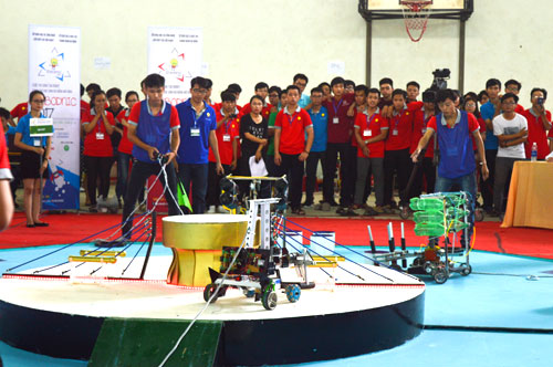  Robot của đội DNL giành chiến thắng tuyệt đối trong trận chung kết.