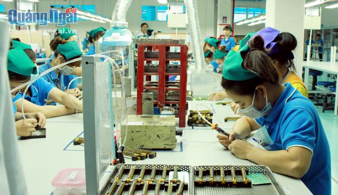 Các dự án FDI đã góp phần quan trọng trong việc giải quyết việc làm và đào tạo lao động của tỉnh. Trong ảnh:  Hoạt động sản xuất của Công ty Sumida tại KCN Tịnh Phong.