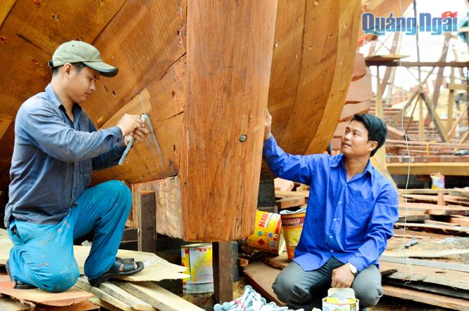 Hai anh em Nguyễn Tấn Dũng - Nguyễn Tấn Hoàng đang hoàn tất những công đoạn để chuẩn bị hạ thủy hai con tàu mới.    