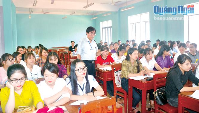 Giảng viên Trường ĐH Phạm Văn Đồng truyền giảng kiến thức về phòng, chống tham nhũng cho sinh viên.