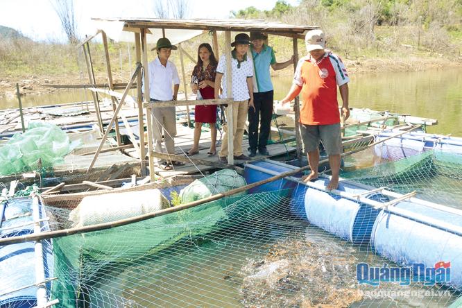 Mô hình nuôi cá lồng bè trên hồ Nước Trong bước đầu mang lại hiệu quả, giúp người dân thoát nghèo.