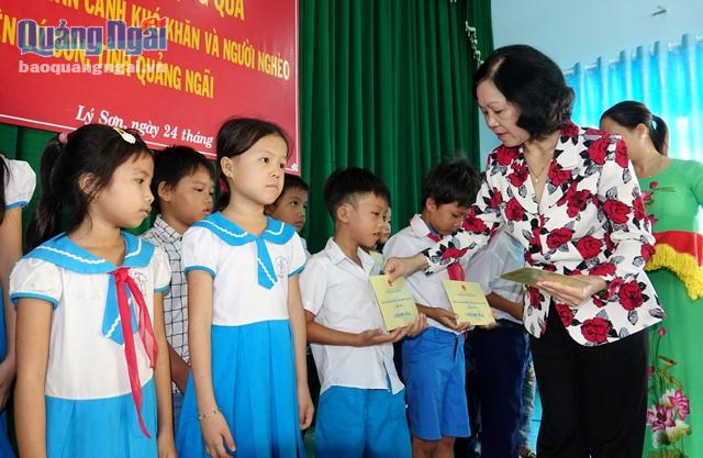 Ủy viên Bộ Chính trị, Bí thư TƯ Đảng, Trưởng Ban Dân vận TƯ Trương Thị Mai tặng quà cho học sinh đất đảo