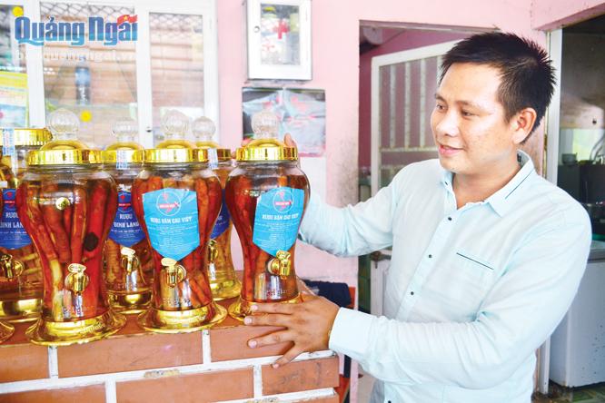 Rượu sâm cau tại cơ sở của anh Nguyễn Đình Trung giờ đã có nhãn hiệu và website quảng bá.
