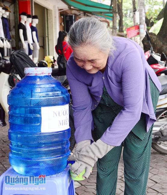 Những bình nước, trà đá miễn phí được đặt ở nhiều nơi, tiện lợi cho người lao động nghèo khi sử dụng.