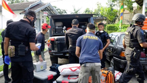  Cảnh sát chống khủng bố Indonesia thu giữ tang vật tại căn nhà chế bom bẩn khủng bố ở Bandung, Tây Java, ngày 15-8-2017. Ảnh: ANTARA