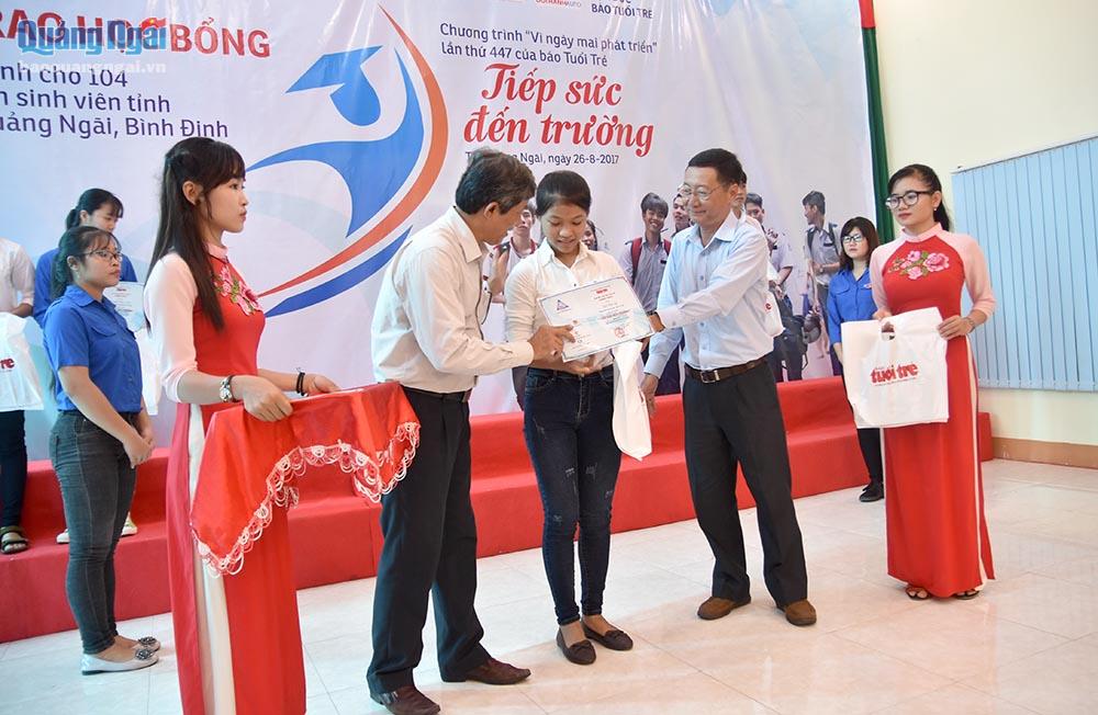 Phó Chủ tịch UBMTTQVN tỉnh Quảng Ngãi Lê Văn Sáu và đại diện báo Tuổi Trẻ trao học bổng cho các tân sinh viên