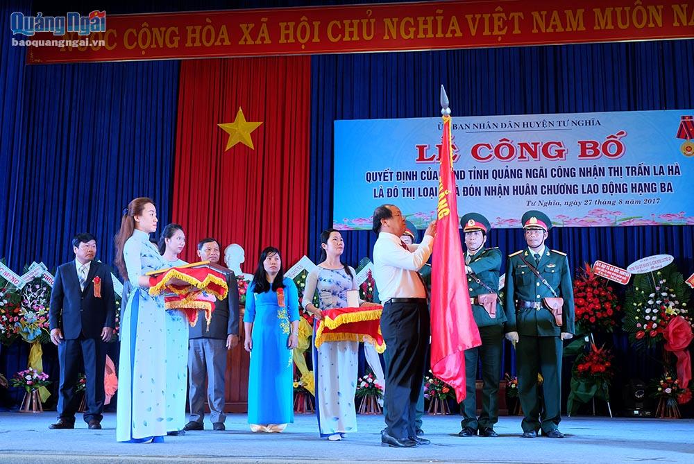 Phó Bí thư Thường trực Tỉnh ủy Nguyễn Thanh Quang đã trao Huân chương Lao động hạng Ba của Chủ tịch nước tặng nhân dân