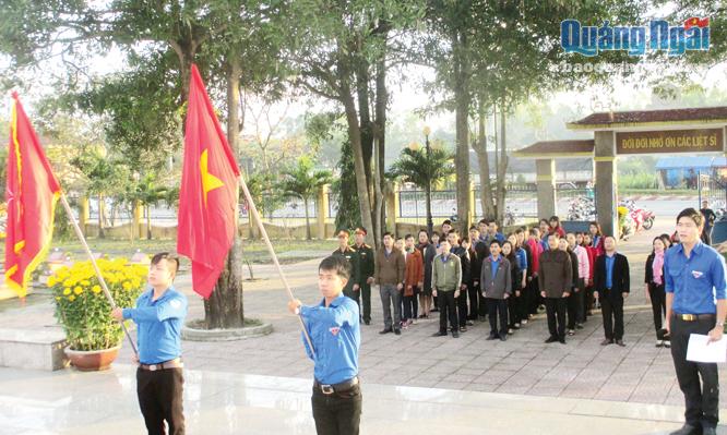 Lễ chào cờ được Huyện đoàn Bình Sơn tổ chức hằng tháng.