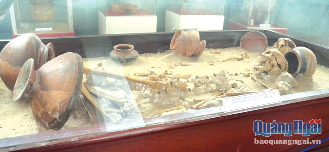 Di cốt song táng của người Sa Huỳnh xưa được khai quật tại Xóm Ốc (Lý Sơn) vào năm 1997.           Ảnh: P.Lý