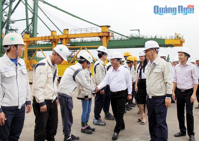  Bí thư Tỉnh ủy Lê Viết Chữ (thứ 3 từ phải sang) đến thăm, kiểm tra hoạt động sản xuất của Doosan Vina.