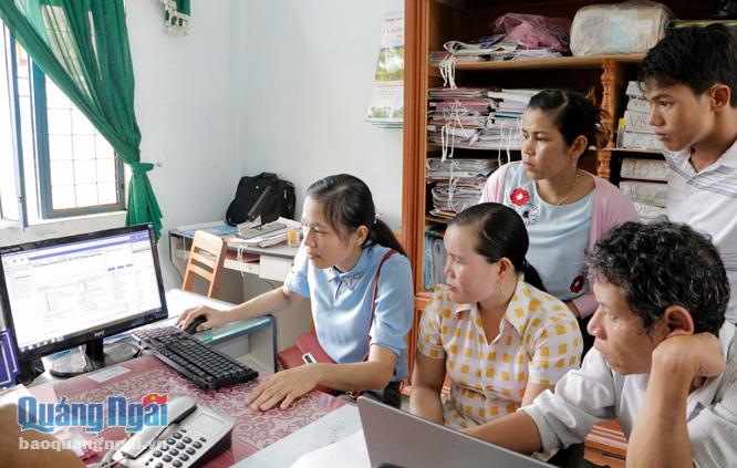 Chuyên viên Sở TT&TT đang hướng dẫn cán bộ UBND xã Thanh An (Minh Long) cách sử dụng phần mềm eOffice.
