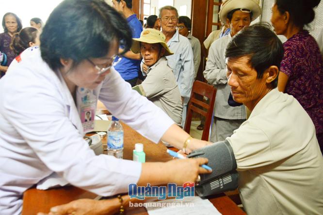 Đoàn y. bác sĩ của Bệnh viện Đại học Y dược TP.Hồ Chí Minh khám chữa bệnh cho người dân Lý Sơn.