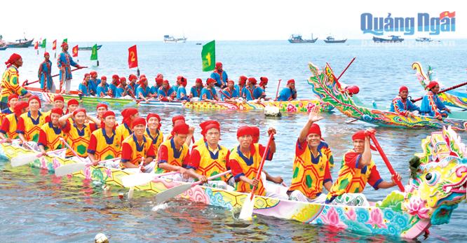 Lễ hội đua thuyền truyền thống đầu Xuân ở Lý Sơn.                                   Ảnh: BS