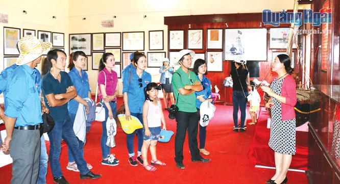  Du khách tham quan Nhà trưng bày Đội Hoàng Sa kiêm quản Bắc Hải ở huyện Lý Sơn.                                                                 Ảnh: BS