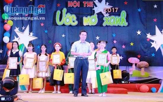 Phó Chủ tịch UBND tỉnh Đặng Ngọc Dũng trao giải nhất cho thí sinh Võ Hoàng Yến.