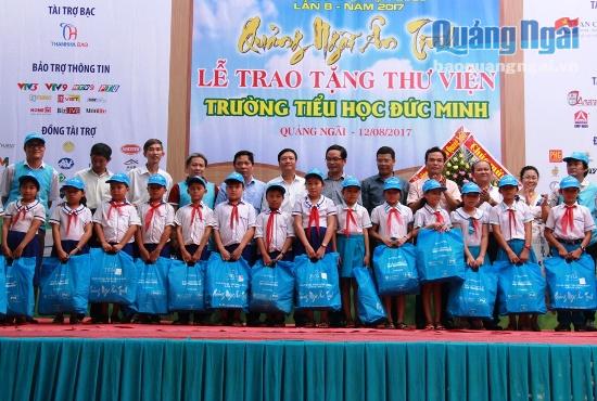 Phó Chủ tịch UBND tỉnh Đặng Ngọc Dũng cùng CLB Doanh nhân 2030 trao 1.000 suất quà cho các em học sinh.