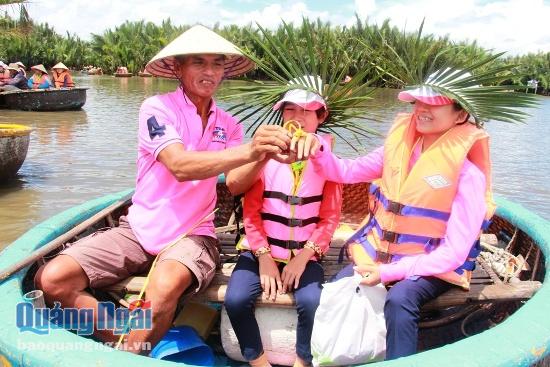 Các em giao lưu với ngư dân tại rừng dừa Bảy Mẫu.