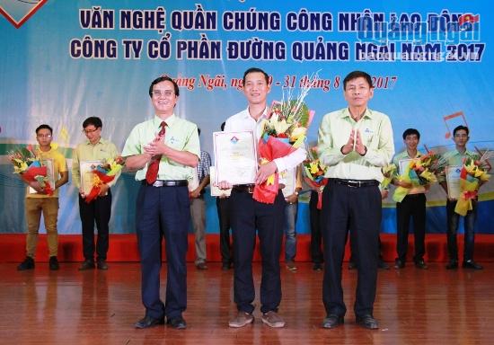 Trao giải xuất sắc toàn đoàn cho đơn vị Nhà máy đường An Khê.