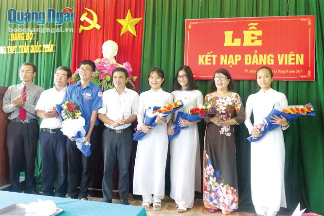 Lễ kết nạp đảng viên mới ở Trường THPT Trần Quốc Tuấn.