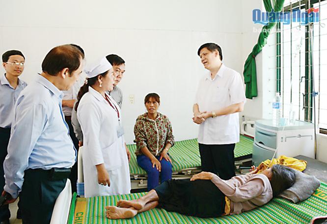 Thứ trưởng Bộ Y tế Nguyễn Thanh Long (người đứng bên phải) trao đổi với lãnh đạo Trung tâm Y tế huyện Ba Tơ về công tác khám chữa bệnh tại đơn vị.