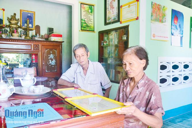 Ông bà ngoại của em Nguyễn Hà Quang xúc động khi người cháu có điểm cao trong kỳ thi đại học vừa qua.                                           Ảnh: Đăng Sương