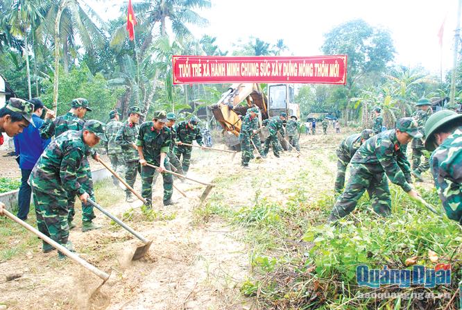  Lực lượng vũ trang huyện Nghĩa Hành tham gia làm đường giao thông nông thôn.