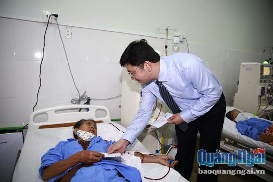 Ông Trần Ngọc Nguyên – Tổng Giám đốc BSR thăm và động viên bệnh nhân Lê Thị Nhung 62 tuổi bị suy thận mạn giai đoạn cuối.
