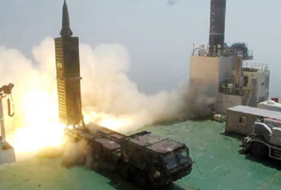 Tên lửa đạn đạo Hyunmoo-2 phóng thử từ tàu hàng trên biển. Ảnh: Yonhap