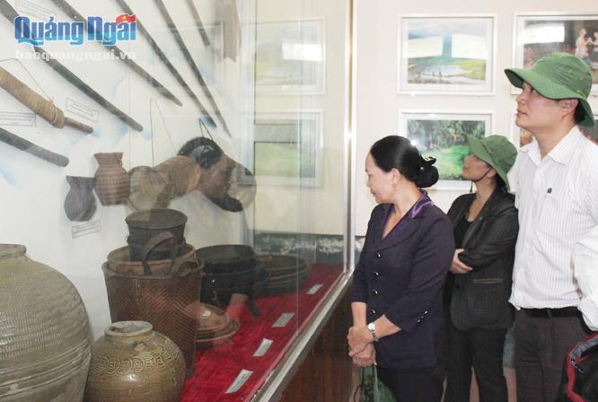 Qua những hiện vật, tư liệu trưng bày ở Bảo tàng Khởi nghĩa Ba Tơ, du khách hiểu hơn về tấm lòng yêu nước của chí sĩ cách mạng và nhân dân Ba Tơ. ẢNH: PV