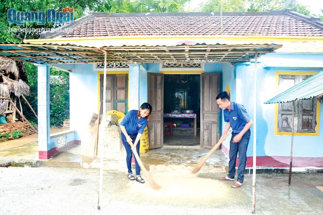 Ngôi nhà của thân nhân liệt sĩ Trần Văn Tuyển được các bạn trẻ xã Bình Thới (Bình Sơn) góp kinh phí, góp công sơn sửa và dọn dẹp.