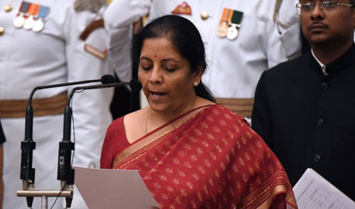 Bà Nirmala Sitharaman tuyên thệ nhậm chức Bộ trưởng Quốc phòng đầu tiên của Ấn Độ. (Ảnh: Reuters)