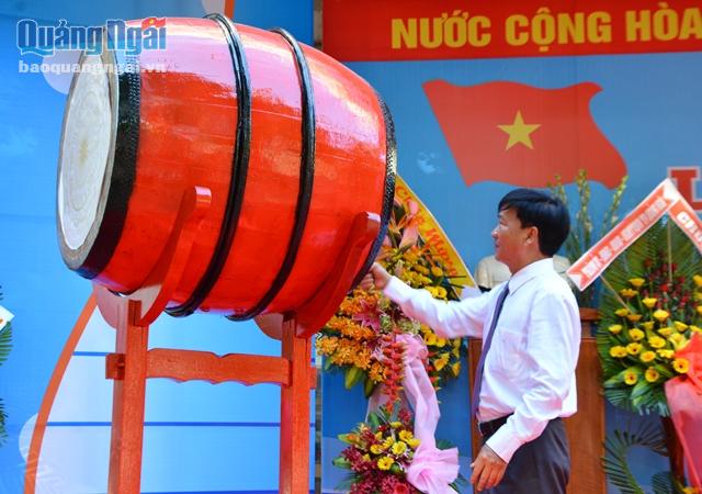 Chủ tịch UBND tỉnh Trần Ngọc Căng đánh trống khai giảng năm học mới.